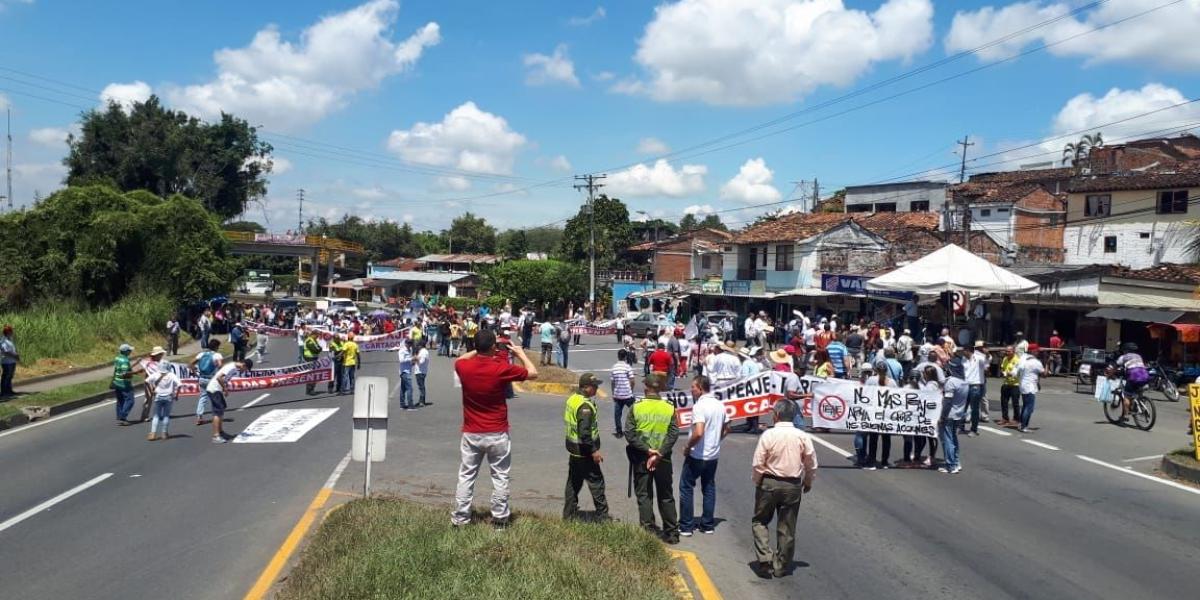 Manifestantes bloquean la doble calzada entre Valle y Risaralda.