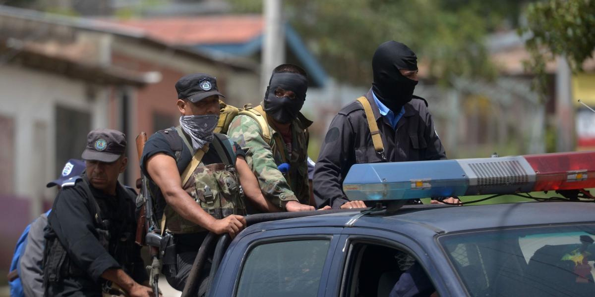 En la foto, miembros de las fuerzas combinadas de Daniel Ortega que patrullan las calles de Jinotega, en Nicaragua.
