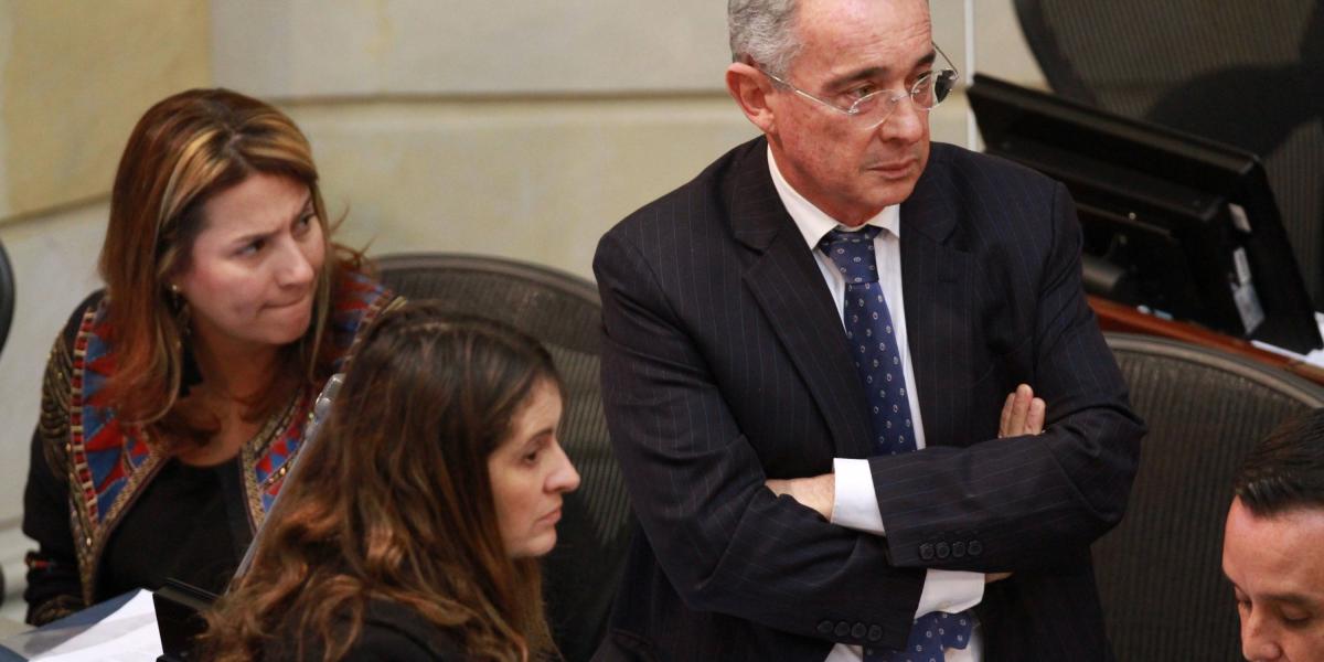 La carta de renuncia de Álvaro Uribe ya la tiene el Presidente del Senado. Esta semana se sabrá si su caso se queda en la Corte o pasa a la Fiscalía.