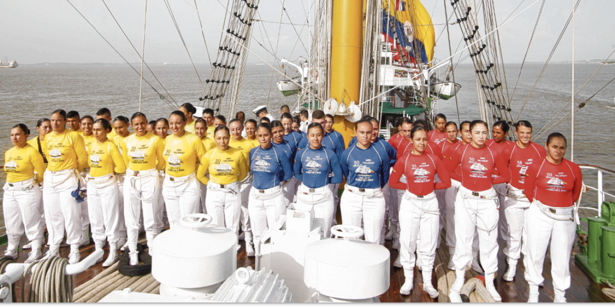 El 21 de julio atracó el buque Gloria en el puerto de Cartagena. Las cadetes embarcadas se distribuyeron según los colores de la bandera.