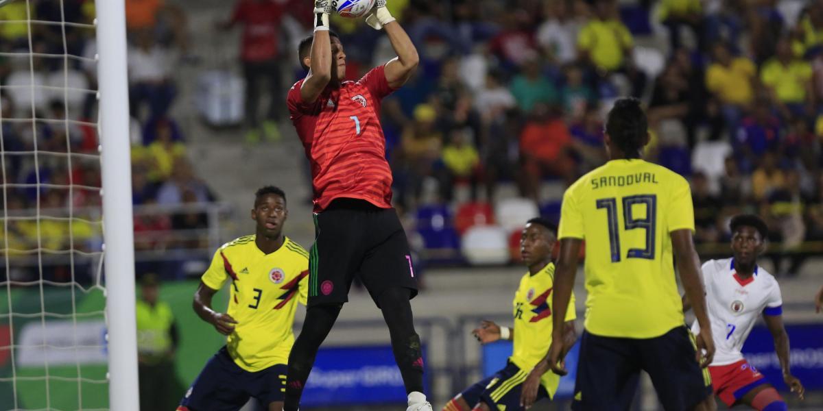 El arquero de Colombia, Manuel Arias (c) ataja un balón en el juego entre las selecciones masculinas de Colombia y Haití en los XXIII Juegos Centroamericanos y del Caribe 2018.