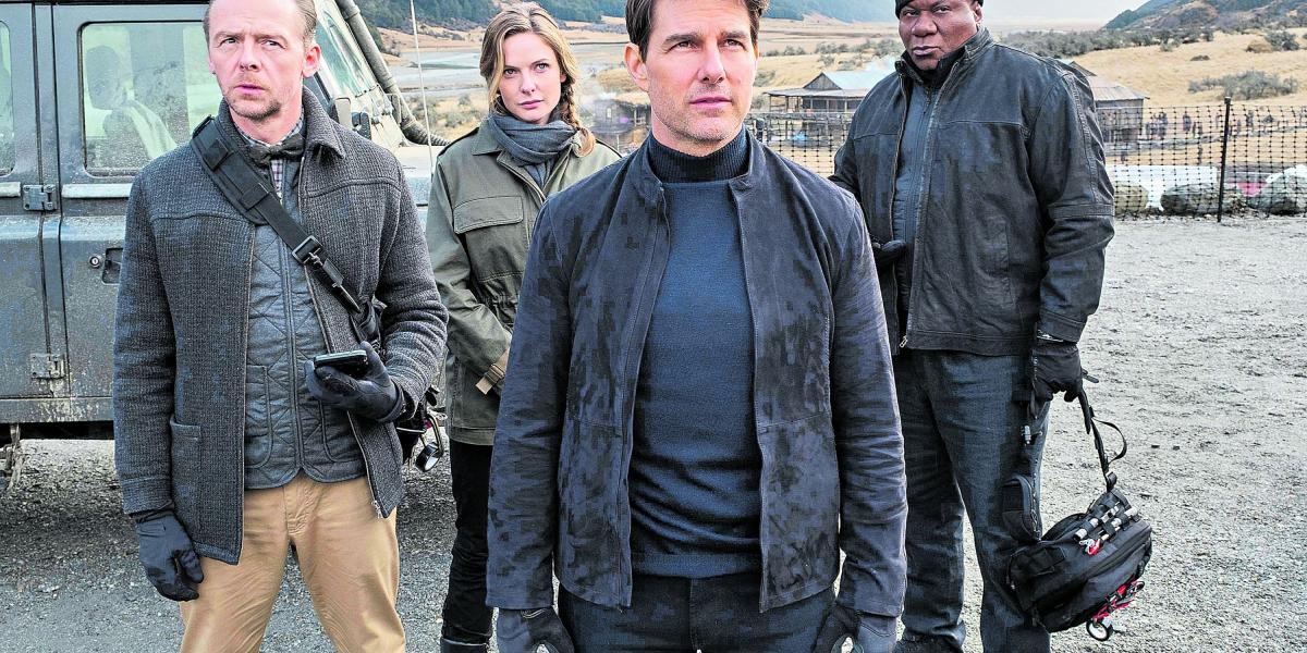 Tom Cruise (en primer plano) con parte de su equipo: Rebecca Ferguson (atrás), Ving Rhames (d), Simon Pegg (i).