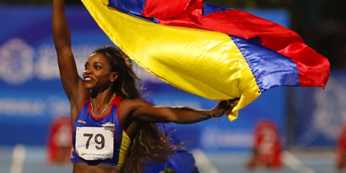 Con la bandera de Colombia, Caterine Ibargüen agradeció al público el apoyo tras ganar la prueba de salto largo.
