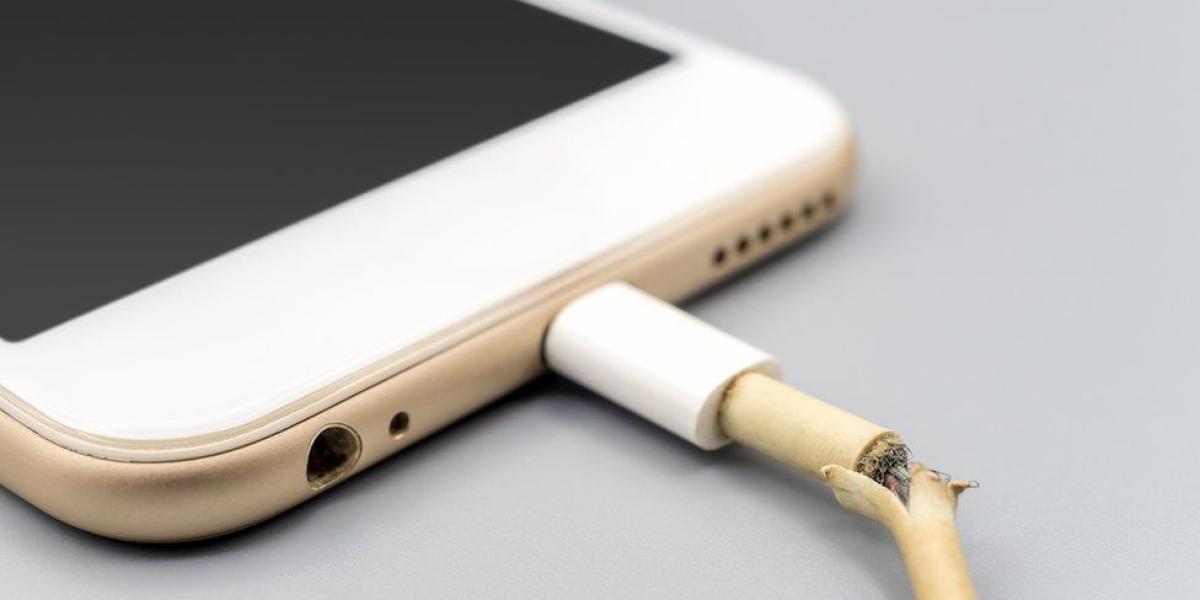 Un cable roto puede ser una amenaza para tu teléfono (y para ti).