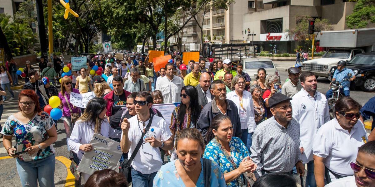 Decenas de personas participaron en una manifestación acompañados de pacientes crónicos hasta la sede de la Organización Panamericana de la Salud (OPS) para 'denunciar la grave crisis' que atraviesa Venezuela.