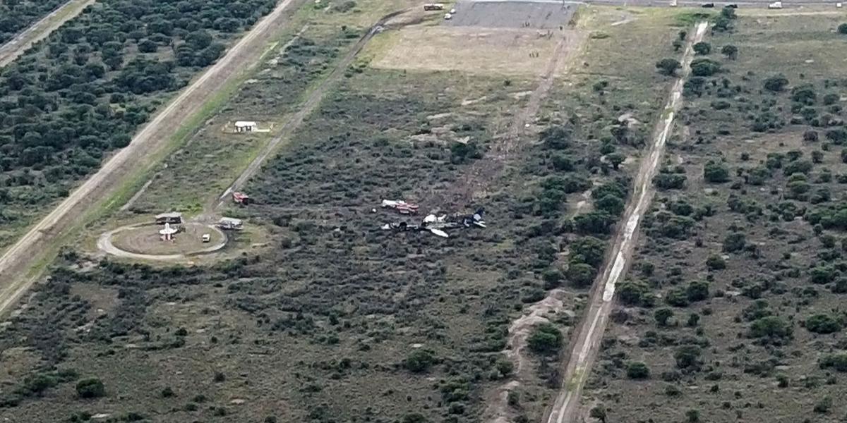 Esta foto muestra que el avión accidentado en Durango no alcanzío a despegar y se salió de la pista unos 500 metros.