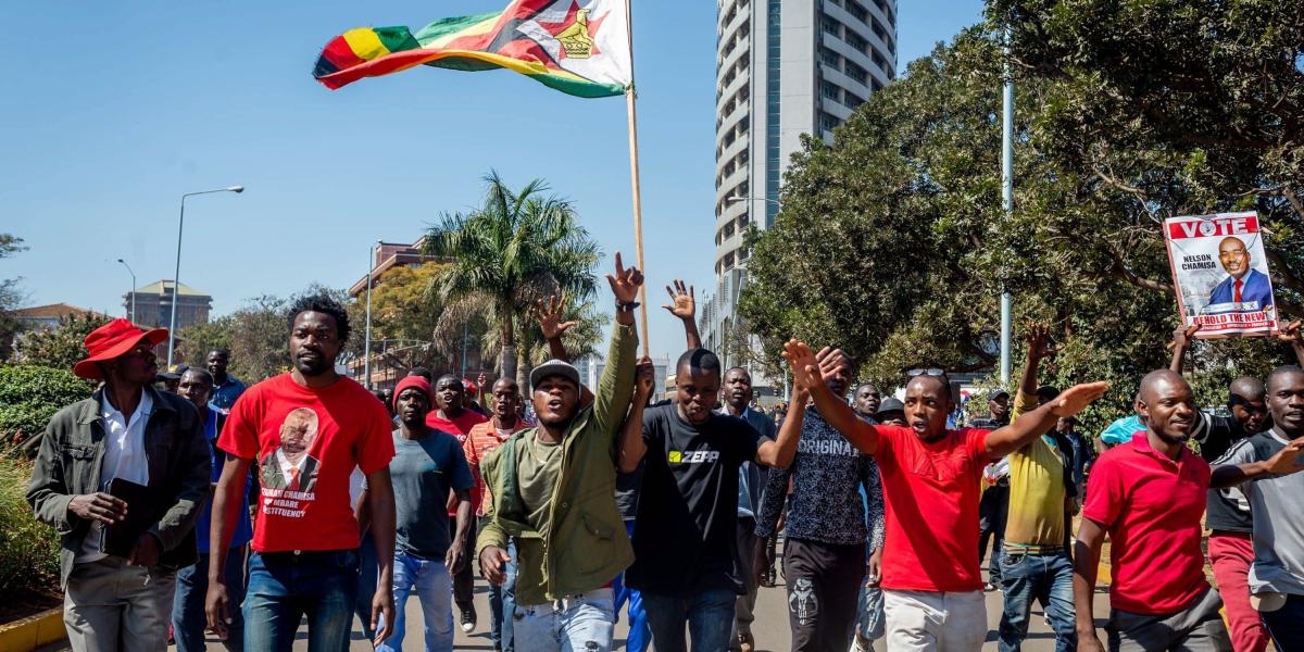 Este miércoles, simpatizantes del Movimiento por el Cambio Democrático (MDC) participan en una protesta ante las Rainbow Towers en Harare, Zimbabue.