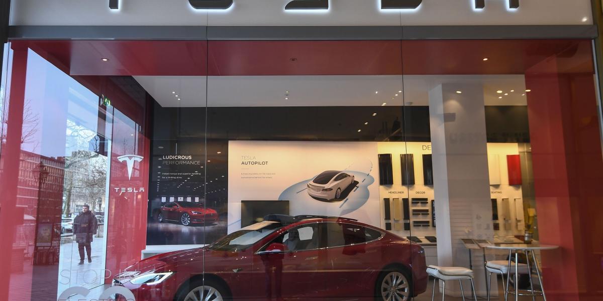 El fabricante de automóviles eléctricos Tesla sufrió unas pérdidas netas de 1.527,33 millones de dólares en el primer semestre de 2018, lo que supone casi el doble que en el mismo intervalo de 2017, informó la propia compañía, fundada por el multimillonario Elon Musk. Tesla tuvo unas pérdidas netas de 1.527,33 millones de dólares en los seis primeros meses de este año, frente a los 798,61 millones de dólares que perdió en el primer semestre de 2017.