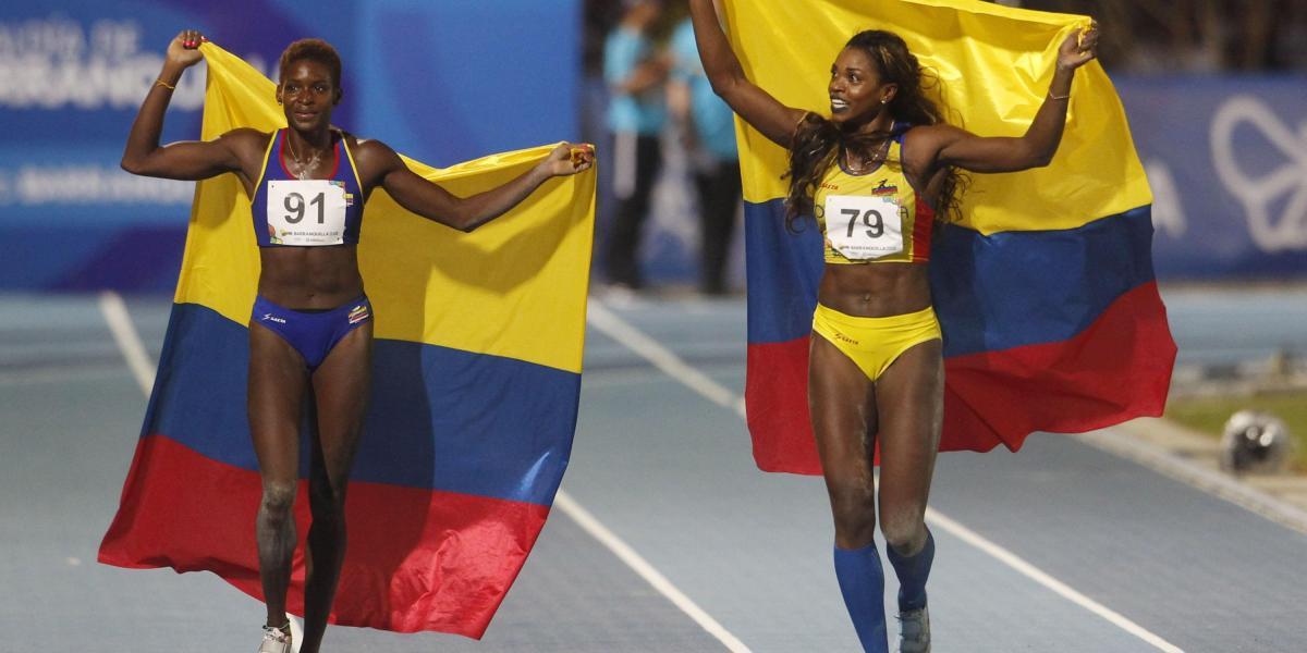 Caterine Ibargüen celebra después de ganar la medalla de oro en la prueba de triple salto femenino junto a la colombiana Yosiri Urrutia (i) quien ganó la plata.
