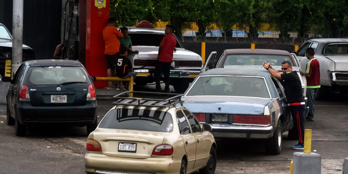 Un grupo de vehículos haciendo fila para comprar gasolina, en la ciudad de Maracaibo (Venezuela).