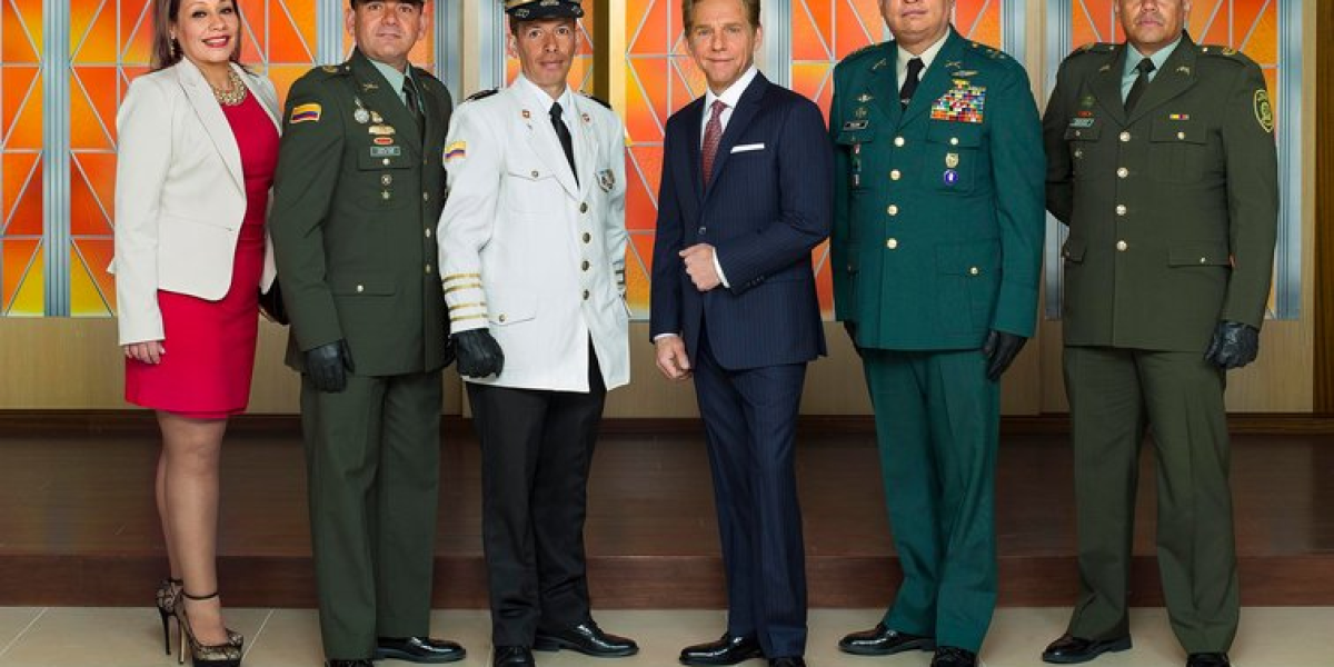 EL TEMPO obtuvo una foto en el que oficiales activos de Ejército y la Policía le dieron la bienvenida a Miscavige en una de sus visitas a Colombia.