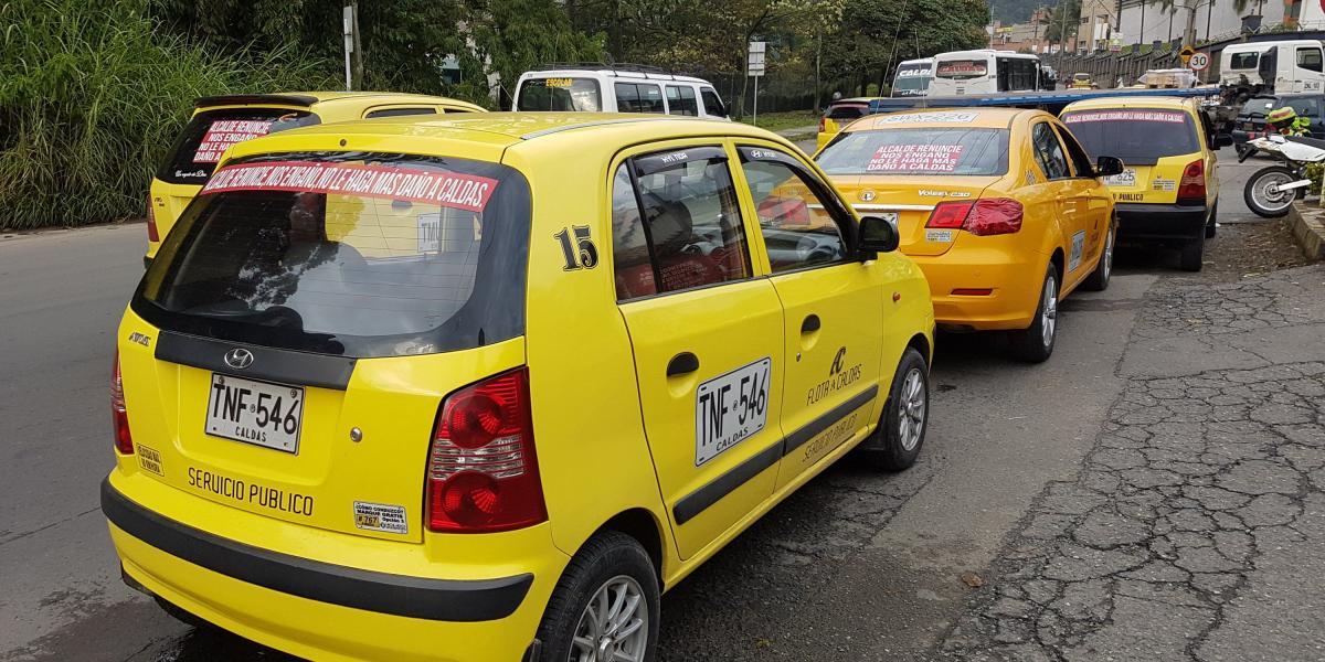 Varios taxistas salieron a protestar por las vías del municipio antioqueño de Caldas, sur de Medellín, por el ingreso de 141 taxis más a esta zona y que, según ellos, disminuiría el trabajo