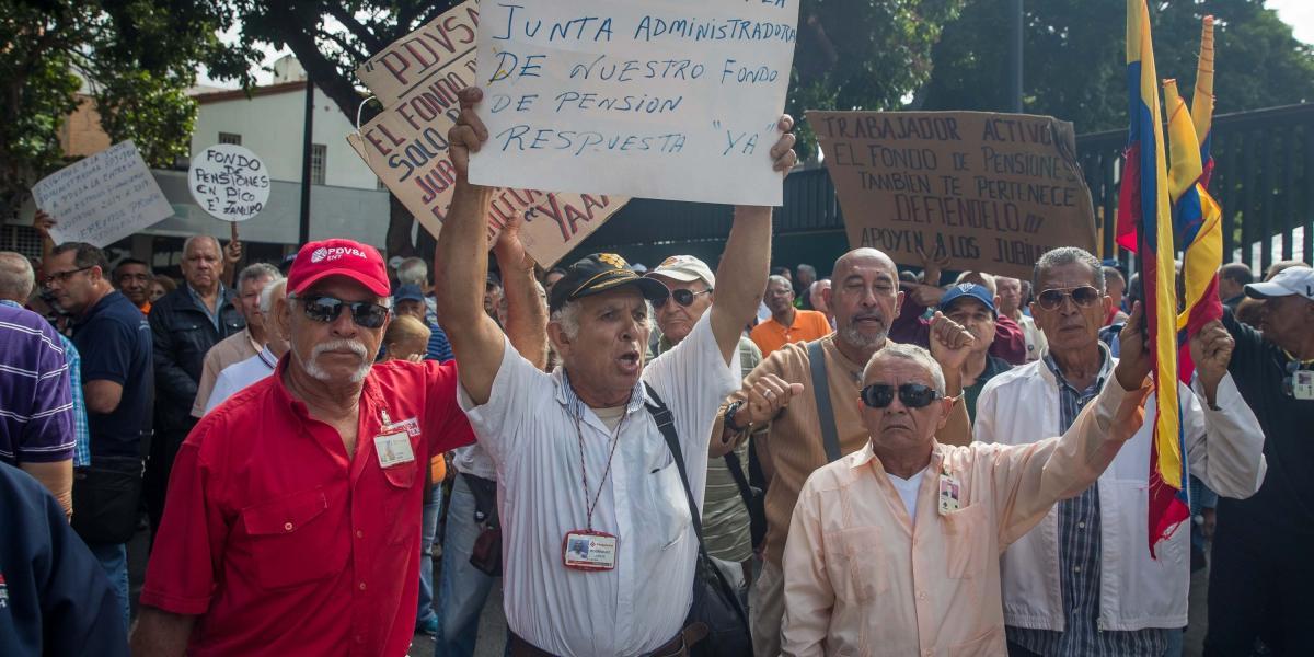 Jubilados de la estatal Petróleos de Venezuela (PDVSA) protestaron este miércoles frente a la sede de esta compañía para exigir el aumento de sus pensiones.