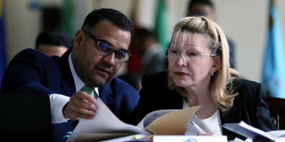 La exfiscal general de Venezuela Luisa Ortega (d) expone su argumentos contra el presidente Nicolás Maduro ante los magistrados del Tribunal Supremo de Venezuela "en el exilio", en Bogotá (Colombia).