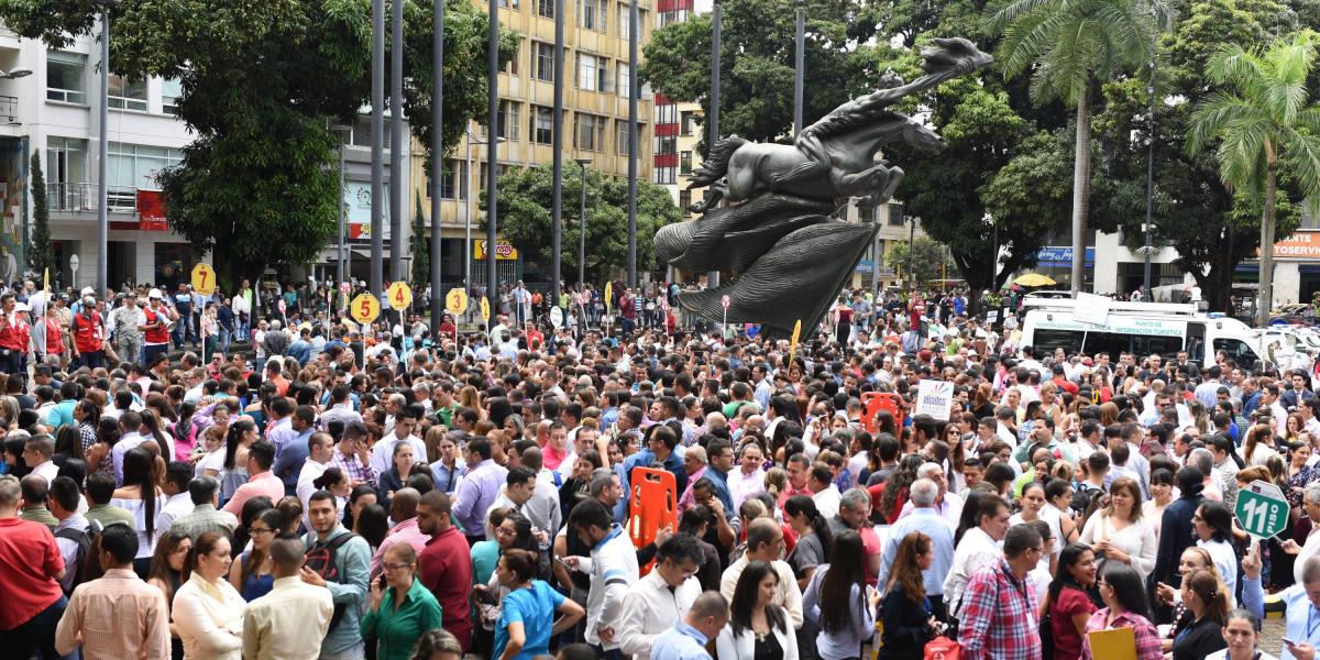 En la plaza de Bolívar de Pereira cientos de personas participaro en el simulacro de emergencias del 2017.