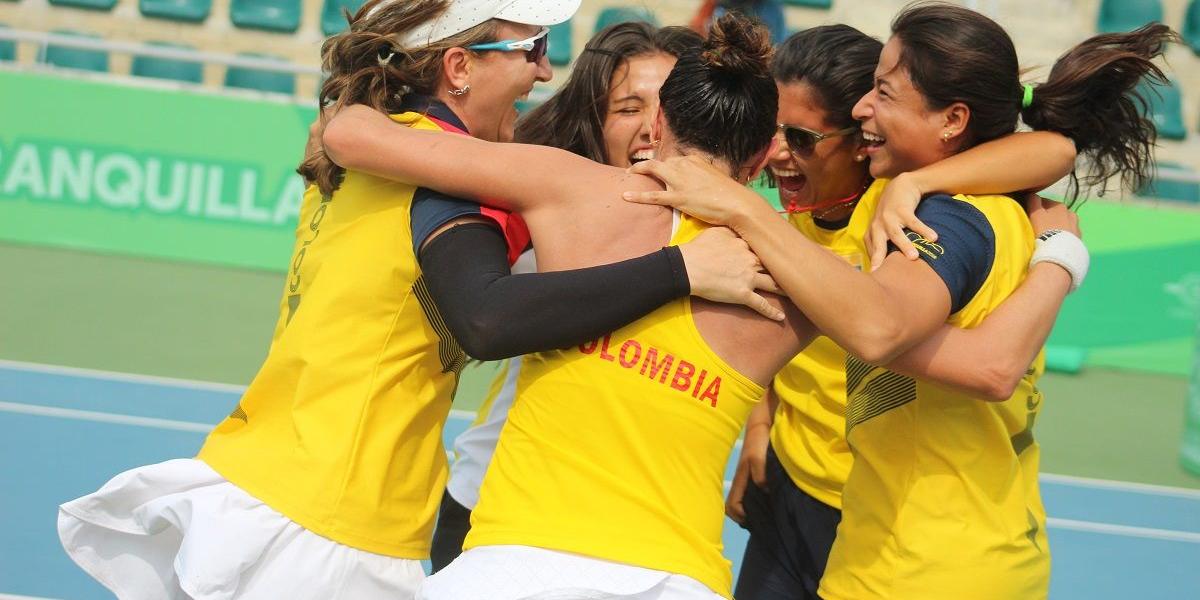 Las tenistas colombianas celebran el triunfo.