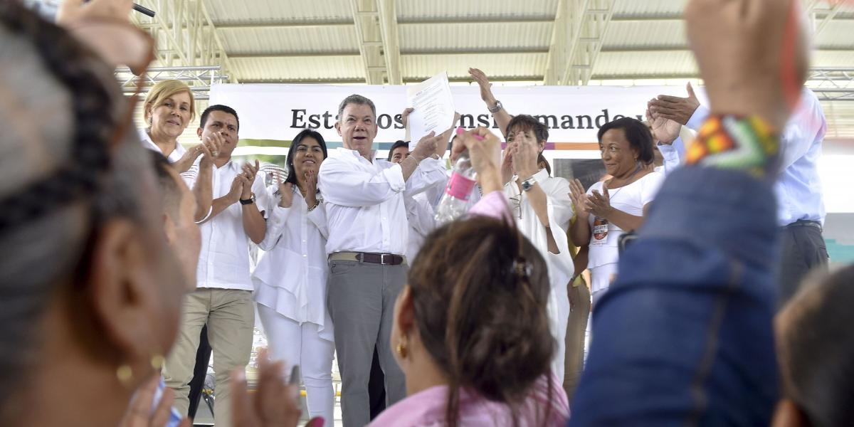 El presidente Santos, en la ceremonia en la que los habitantes de siete municipios del sur de Bolívar le entregaron su plan de desarrollo para la región.