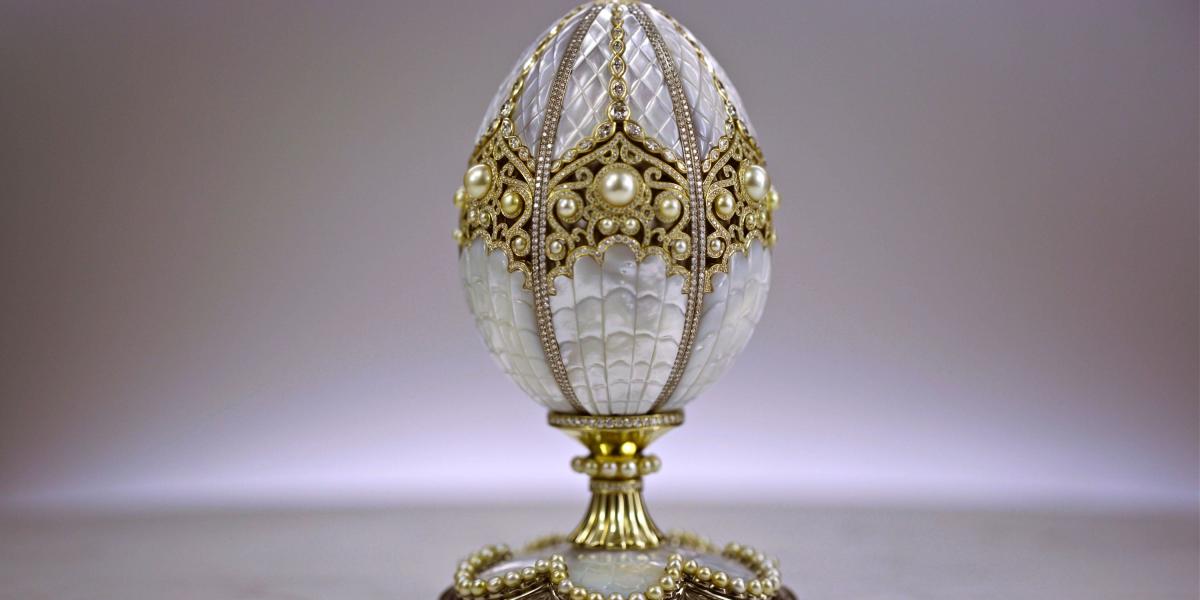Esta pieza es una de las nuevas de la compañía Fabergé, que sigue la tradición de su creador. Elaborado en perlas y diamantes.