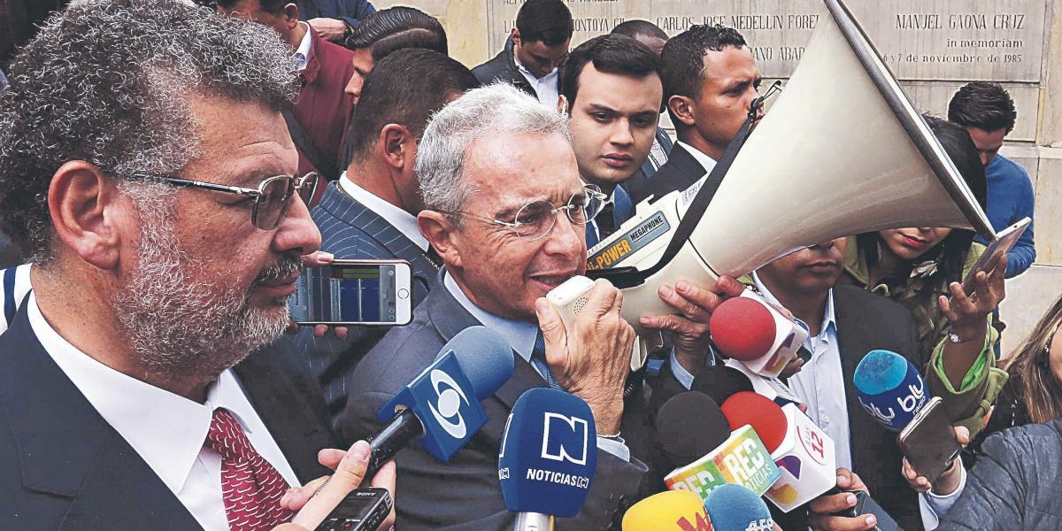 El expresidente Álvaro Uribe ha realizado plantones frente a la Corte, rodeado de sus seguidores, para denunciar un supuesto complot en su contra.