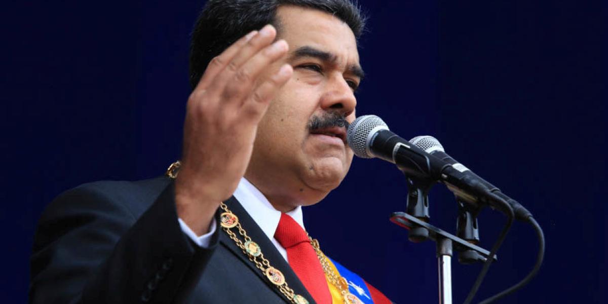 El presidente venezolano Nicolás Maduro culpó a su homólogo colombiano, Juan Manuel Santos, de estar detrás de un alegado atentado con explosivos.