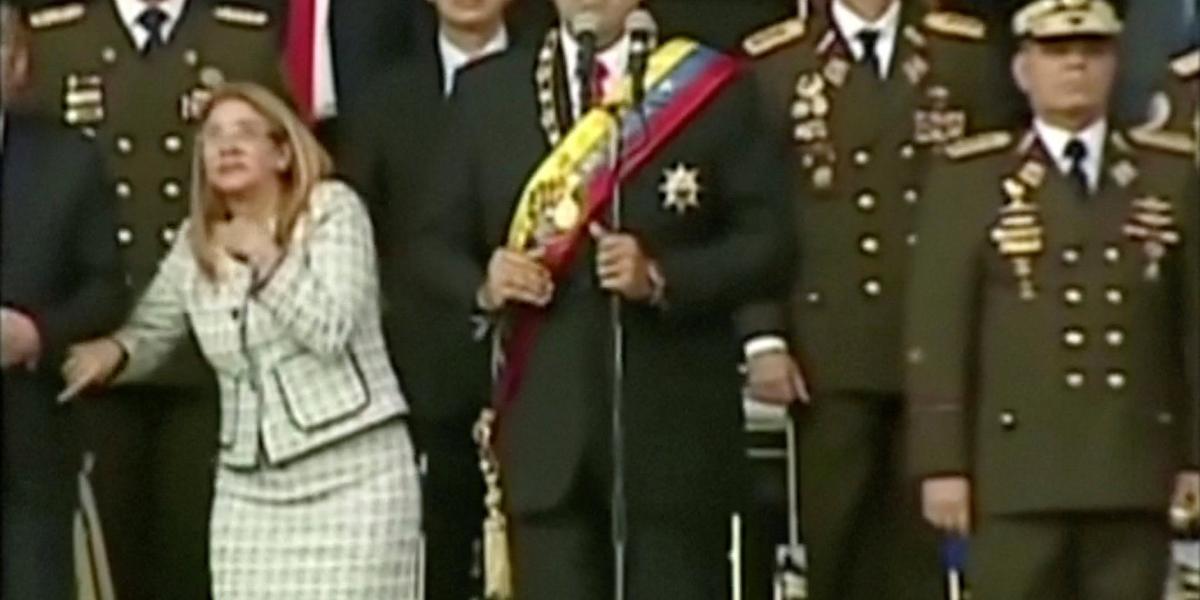 Nicolás Maduro, presidente de Venezuela, y su esposa, Cilia Flores, reaccionan en el momento de la explosión.