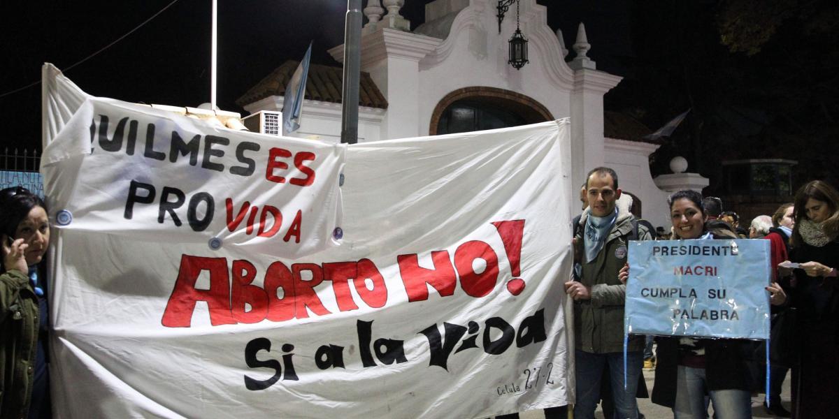 Varias personas participan en una marcha en contra de la legalización del aborto en Argentina a las puertas de la residencia presidencial de Mauricio Macri, en Olivos, Buenos Aires (Argentina).