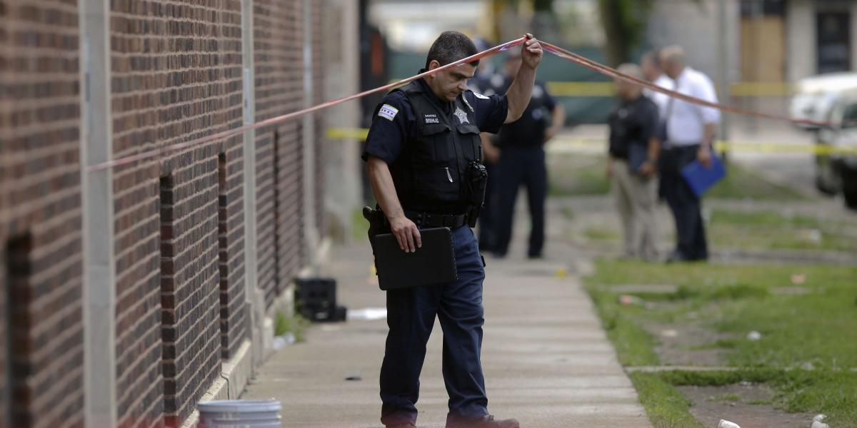 Oficiales y detectives de la policía de Chicago investigan un tiroteo en el que dispararon a varias personas el domingo 5 de agosto de 2018 en Chicago, Illinois.