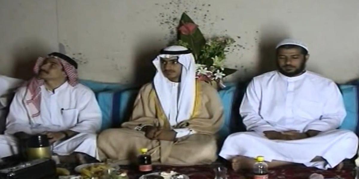 Hamza  bin Laden (centro) es hijo de una de las tres viudas de  Osama bin  Laden, Khairiah Sabar.