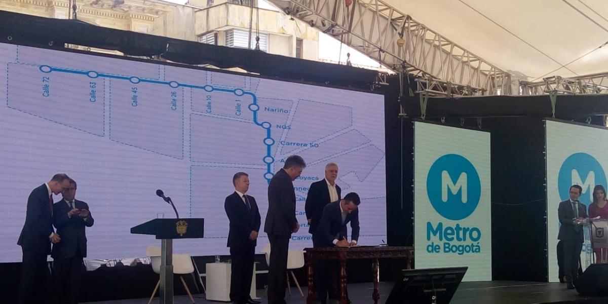 El gerente de la Empresa Metro firmó empréstitos con la banca multilateral para financiar la construcción del metro.