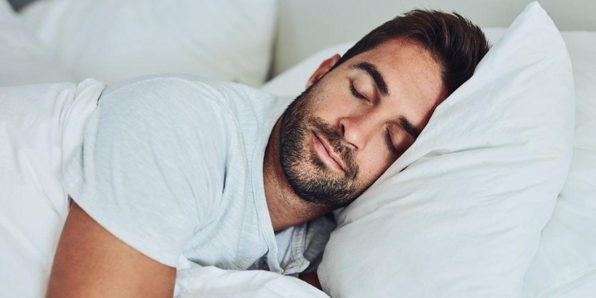 Dormir de lado es mejor que dormir boca arriba o abajo... pero ¿qué lado es mejor?