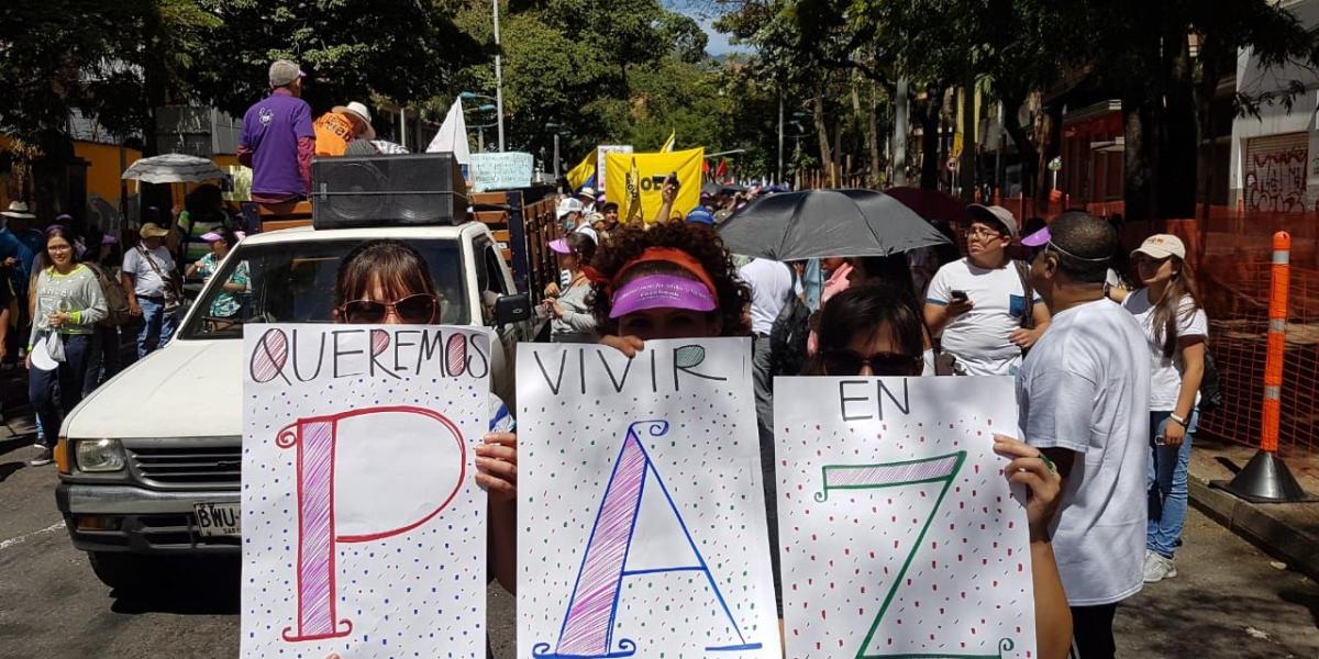 En Medellín, la consigna de los manifestantes también ha sido pedirle al nuevo gobierno que persevere en la búsqueda de la paz.