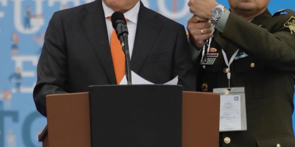 El presidente del Senado, Ernesto Macías, dio su discurso en la ceremonia. Macías le dijo al nuevo presidente que el país tiene "todas las esperanzas puestas" en él para "sacar a Colombia del socavón en la que la recibe".