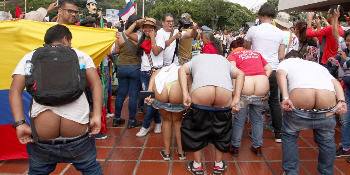 Asistentes a la marcha "pelaron cola" en el CAM al momento en en que Ivan Duque prestaba juramento en Bogotá.