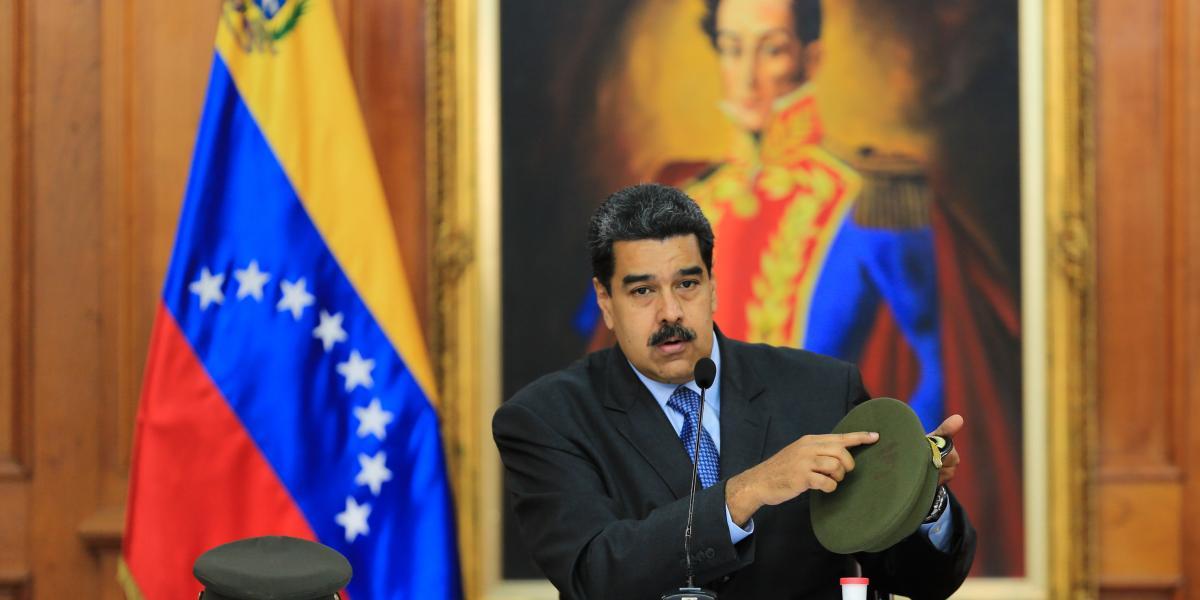 Nicolás Maduro, presidente de Venezuela, mostrando presuntas pruebas de lo que él califica como "intento de magnicidio".