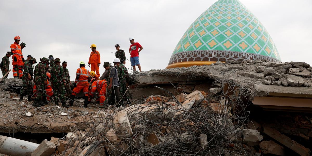 Las tareas de rescate continúan entre los escombros de los hogares y algunas mezquitas que quedaron derruidas principalmente en el norte de la isla, tras el terremoto de magnitud 6,9 que el pasado domingo.