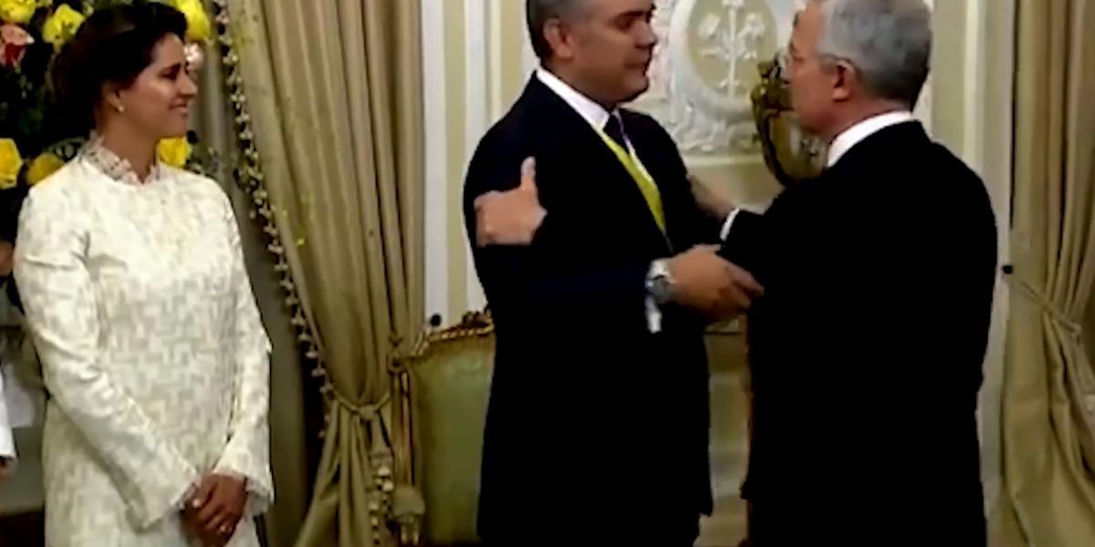 El presidente Iván Duque saludó con afecto al expresidente Álvaro Uribe durante un encuentro en la Casa de Nariño tras su posesión.