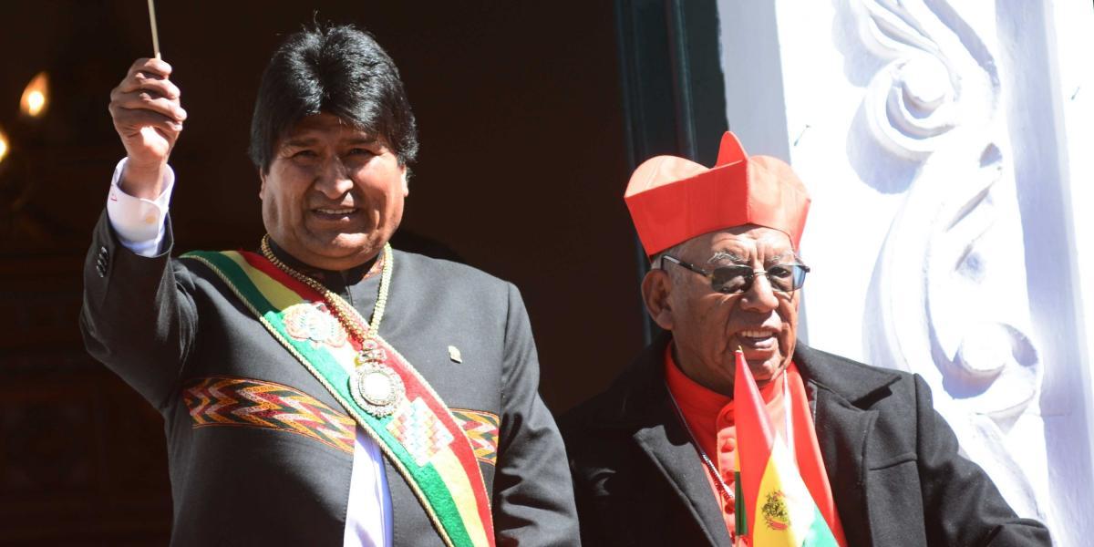 Fotografía de archivo que muestra al presidente de Bolivia, Evo Morales con la medalla y la banda presidencial, junto al cardenal boliviano Toribio Ticona.