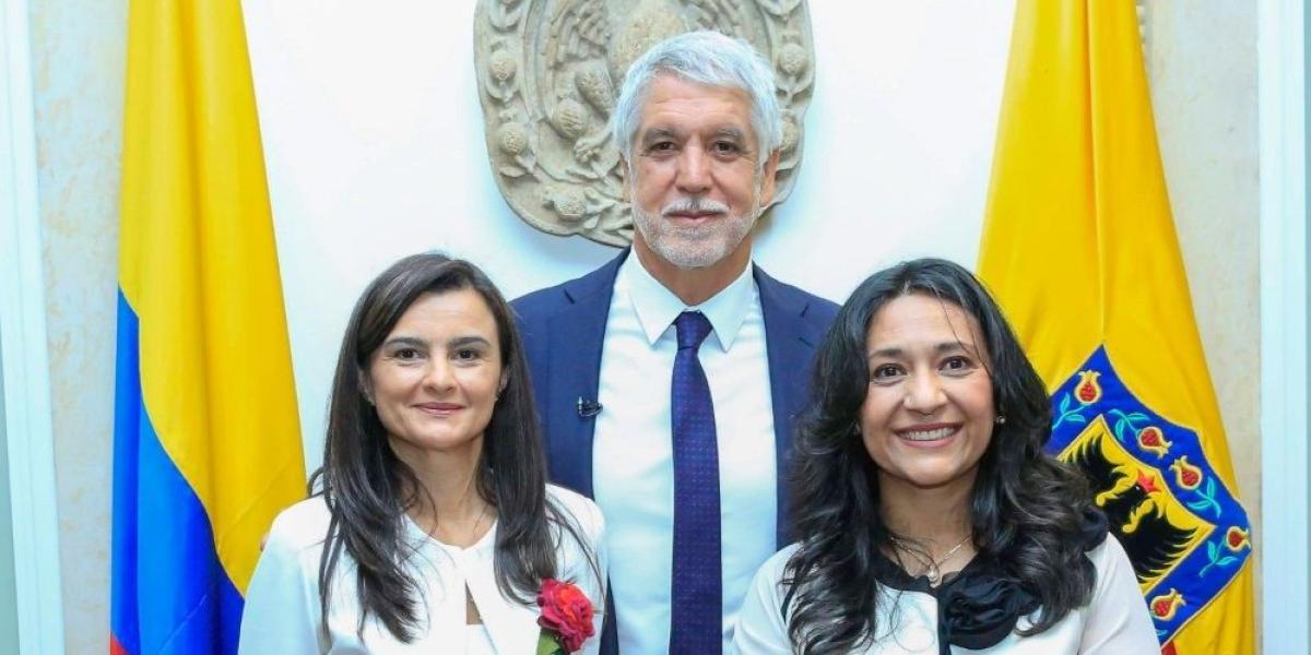 (De izq a der) Olga Lucía López, nueva directora de Catastro, el alcalde Enrique Peñalosa y la secretaria de Educación Claudia Puentes Riaño.