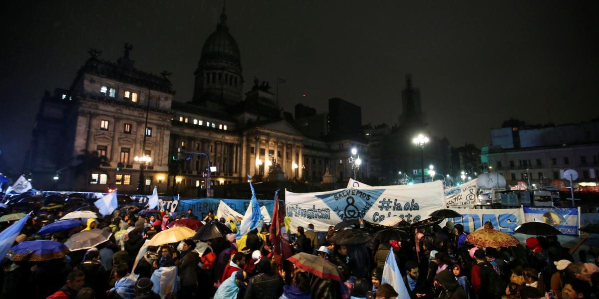 Protestas en Argentina que exigen al gobierno la legalización del aborto.