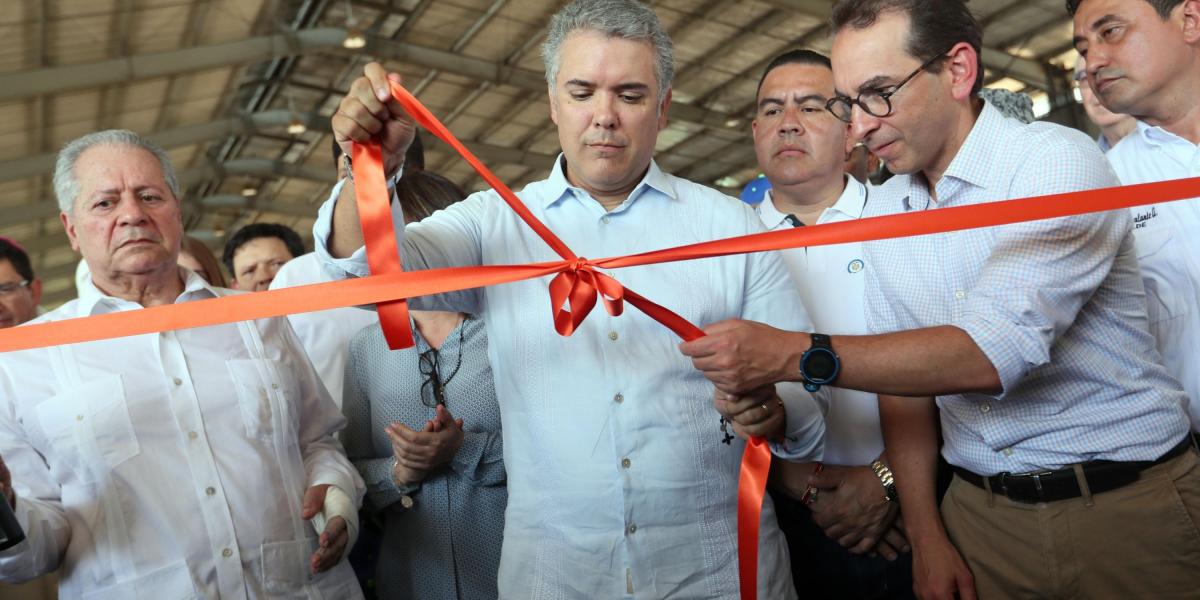 Momento en que el presidente Iván Duque inaugura una planta extractora de aceite de palma en Tibú, en la región del Catatumbo.
