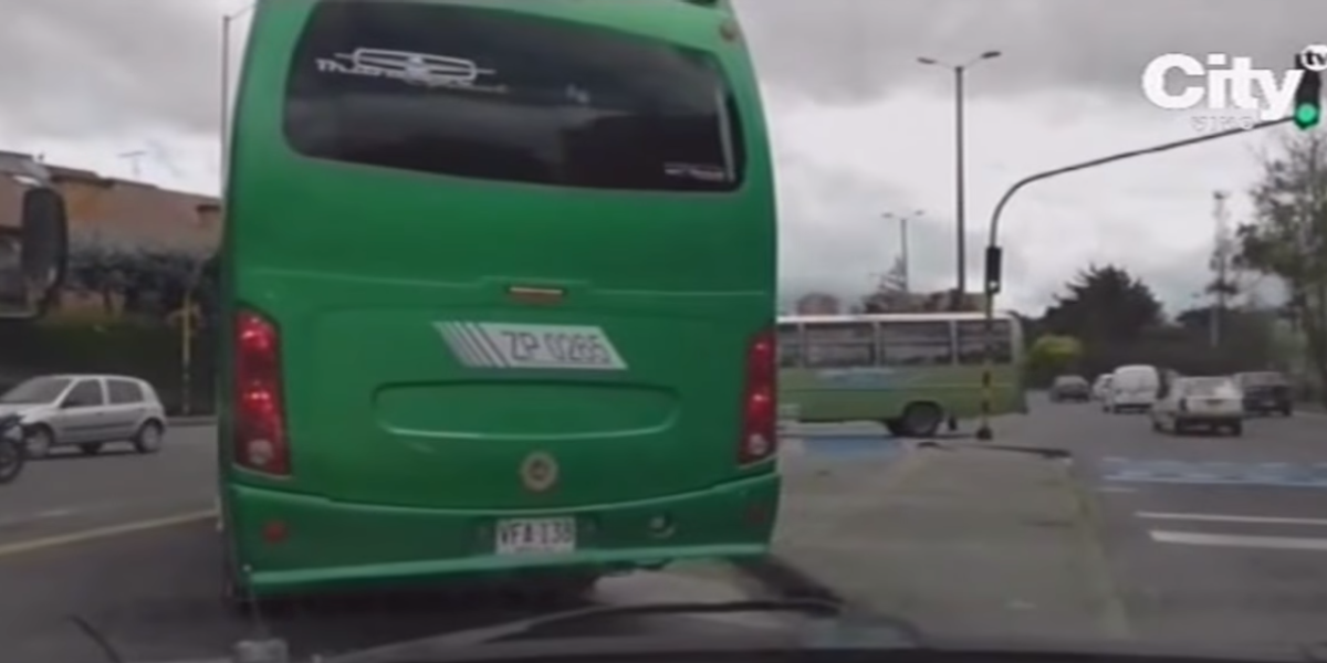En video quedó registrado cómo dos buses compiten en calles de Bogotá