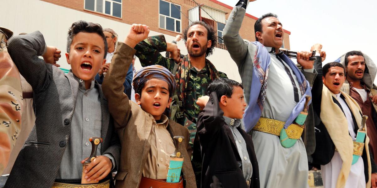 Varios yemeníes gritan consignas durante una manifestación contra el ataque aéreo perpetrado por la coalición lidera por Arabia Saudí, que causó 51 muertos y 77 heridos, en Sadaa (Yemen).