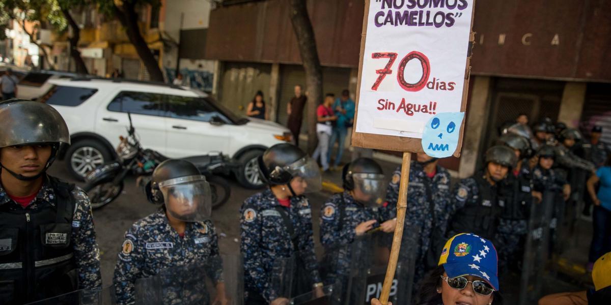Venezuela vive una crisis en cada uno de sus sectores, días a día hay protestas en Caracas, por las carencias en los suministros de los servicios, tales como el agua, la luz y la salud.