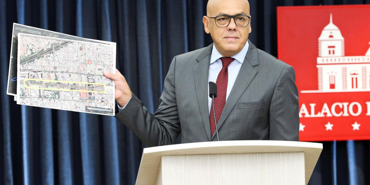 El ministro de Comunicaciones e Información de Venezuela, Jorge Rodríguez, muestra imágenes mientras habla con los medios durante una conferencia de prensa en Caracas, Venezuela.