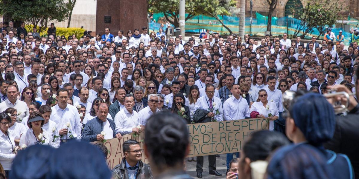 A un plantón organizado en el parque Santander, acudieron ayer cerca de 450 compañeros de Torres.