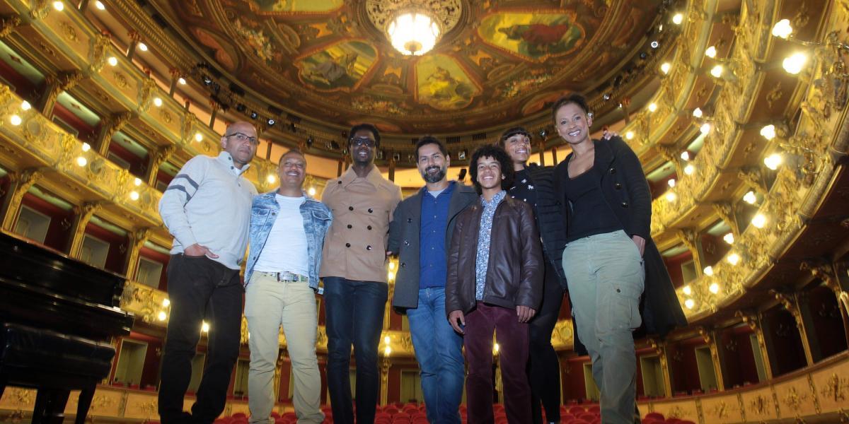 Ramses Ramos, Alexander Lasso, Vince Balanta, Juan Sebastián Aragón, Nina Caicedo, Indhira Serrano y Mateo Giraldo, en el escenario del Teatro Colón.
