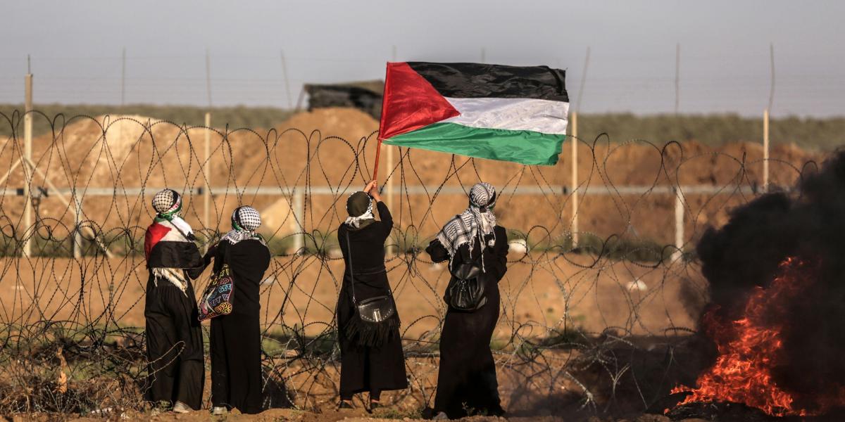 Un grupo de palestinas protesta con una bandera de su país en las manos, durante choques contra Israel en la Franja de Gaza.