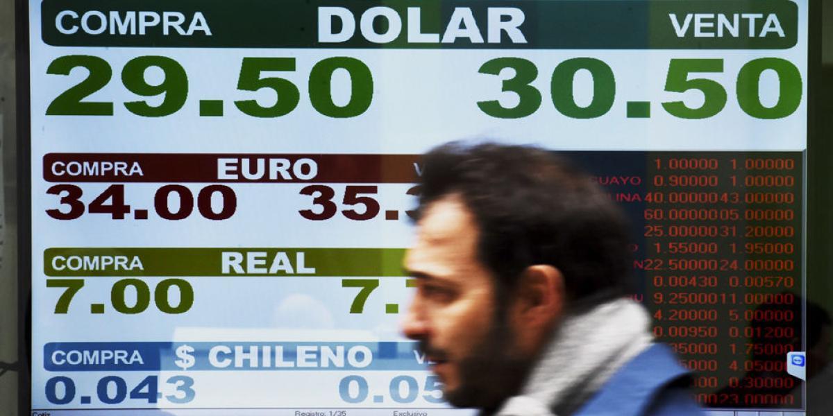 El peso argentina cayó casi 3% este lunes, llegando a un histórico 30 pesos por dólar.