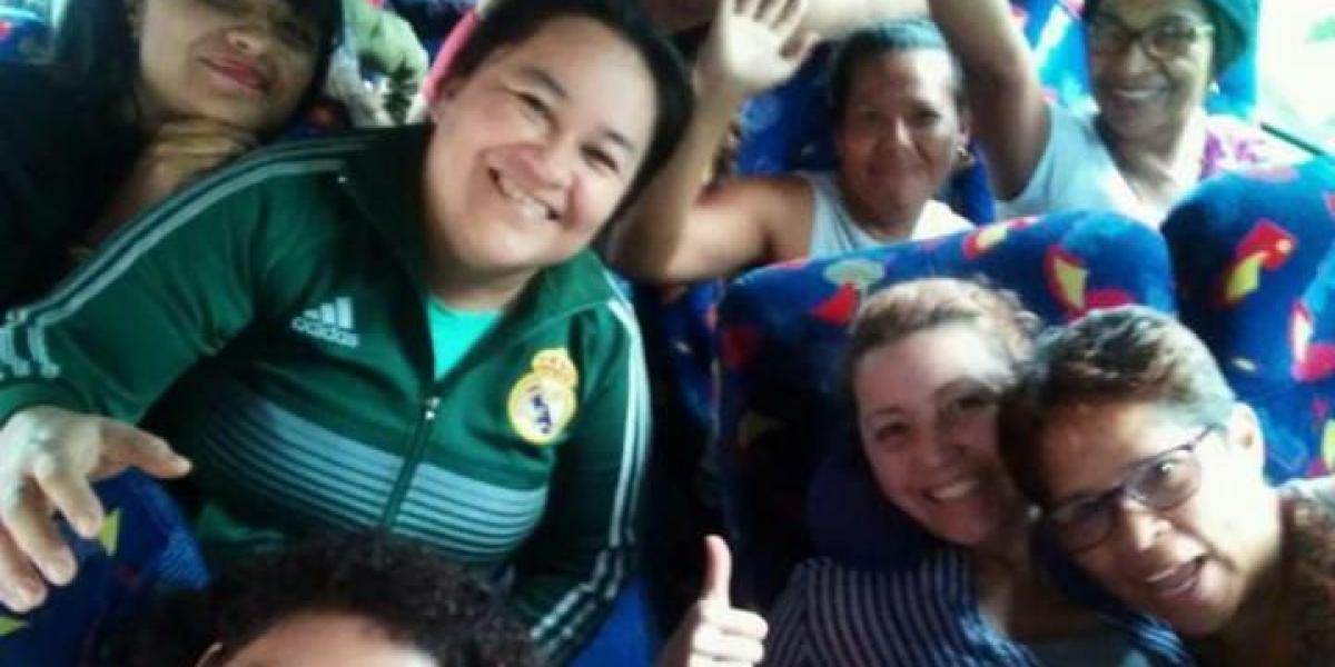 Foto de viajeros de bus que salió de Cali en viaje a Ecuador y Perú