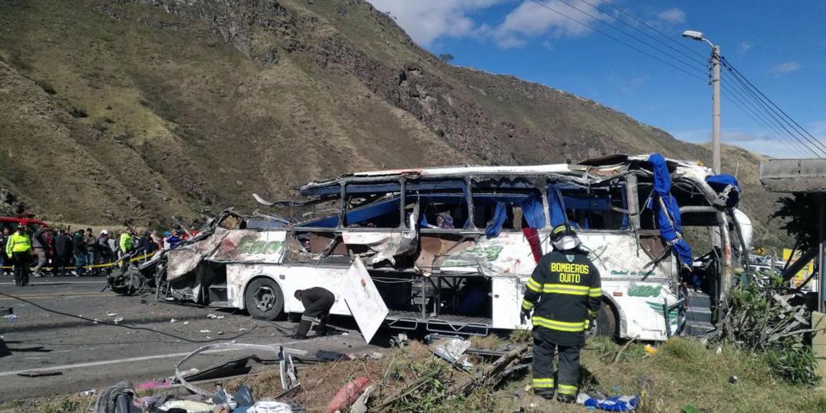 Estado en el que quedó el bus de placa colombiana y que se accidentó y dejó al menos 24 muertos.